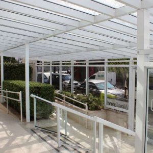 Cobertura em alumínio e vidro